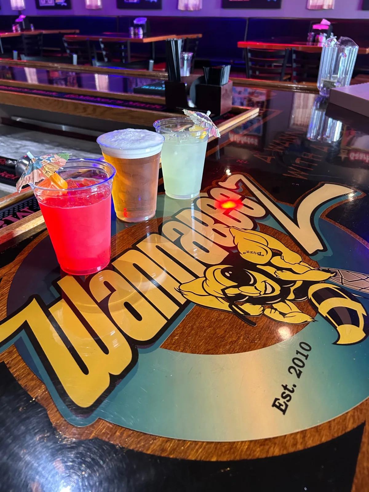 Cocktails and beer on the Wannabeez bar